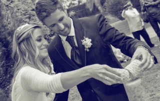 Matrimonio encendiendo vela