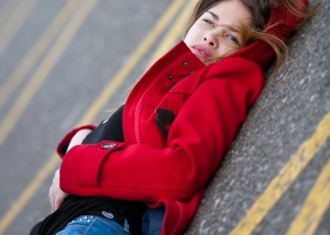 modelo mirando a cámara con chaqueta roja en vigo
