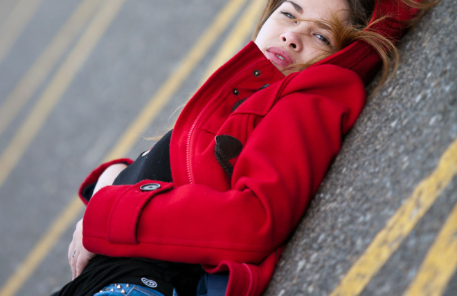 modelo mirando a c&aacute;mara con chaqueta roja en vigo