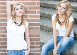 modelo rubia posando y sentada