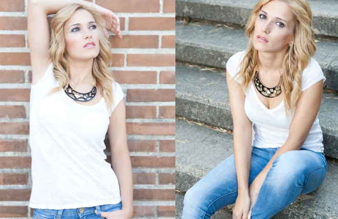 modelo rubia posando y sentada