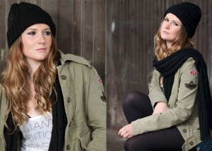 chica rubia con gorro negro, mirando a cámara