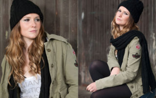 chica rubia con gorro negro, mirando a cámara