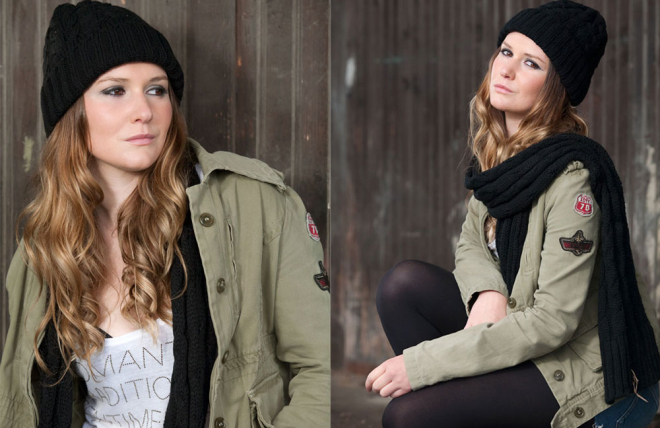 chica rubia con gorro negro, mirando a c&aacute;mara