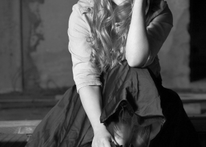 chica mirando a cámara en sesión de fotos