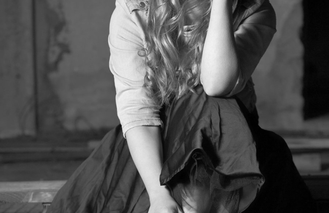 chica mirando a c&aacute;mara en sesi&oacute;n de fotos