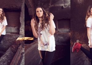 chica posando en fábrica ruinas en Coruña