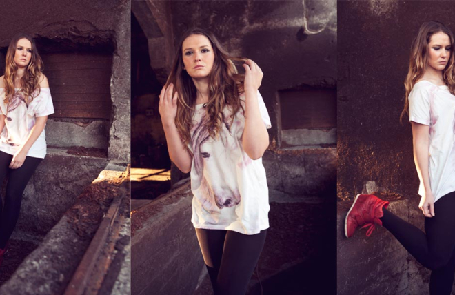 chica posando en f&aacute;brica ruinas en Coru&ntilde;a