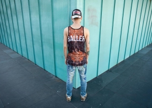 modelo da la espalda a la cámara y mira la pared