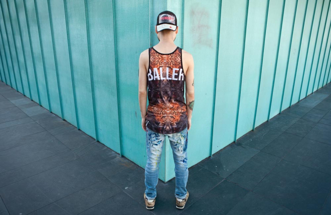 modelo da la espalda a la c&aacute;mara y mira la pared