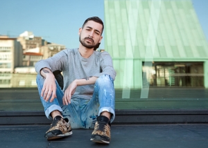 modelo sentado mirando al fotógrafo