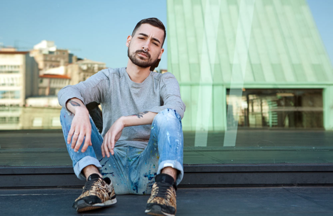 modelo sentado mirando al fot&oacute;grafo