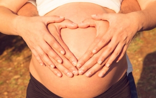 manos-embarazo-puesta-de-sol