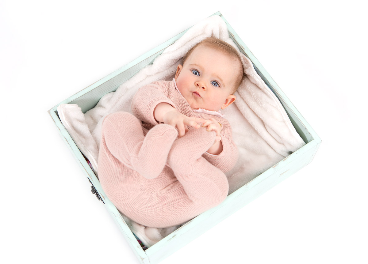 Recién nacido en Vigo: bebé mirando a cámara en caja de madera