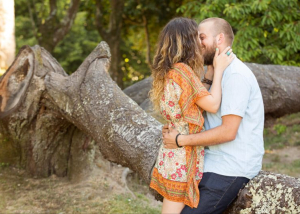 pareja bes&aacute;ndose