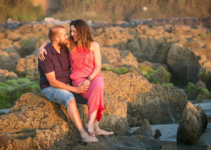 pareja sentada en playa de patos